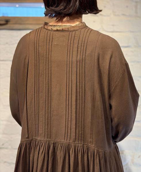 INMDS26704 TWILL COTTON KHADI PLAIN LACE COLLAR DRESS WITH PINTUCK