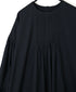 INMDS26733 HANDWOVEN HEAVY COTTON PLAIN WITH SELVAGE BACK OPENING CREW-NECK DRESS WITH MINI PINTUCK