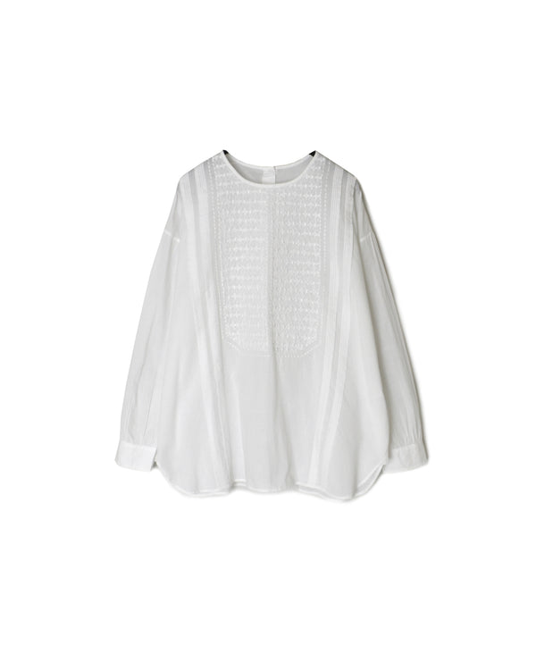 NMDS26522 60s ORGANIC CAMBRIC WITH EMB BACK OPENING CREW NECK PINTUCK & EMB SHIRT