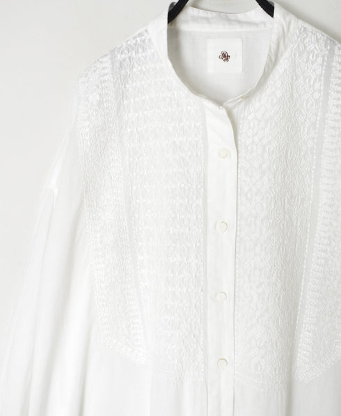 NMDS26524 60s ORGANIC CAMBRIC WITH EMB BANDED COLLAR MAXI SHIRT
