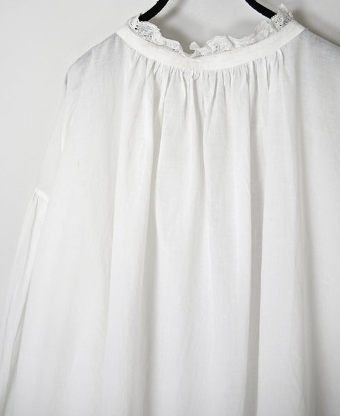 NSL26552 60s COTTON CAMBRIC PLAIN WITH LACE LACE & STRING COLLAR GATHERED SHIRT