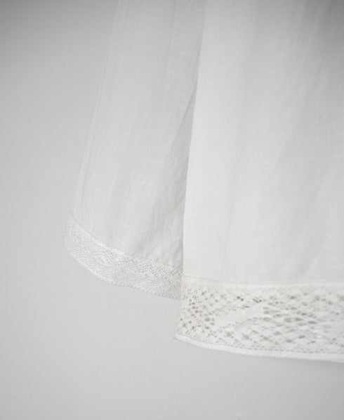 NSL26553 60s COTTON CAMBRIC PLAIN WITH LACE HEM & CUFF LACE SMOCK