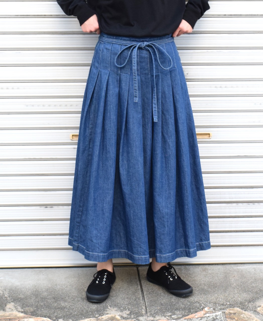 ARMENWASHED DENIM PLEATED WRAP SKIRT