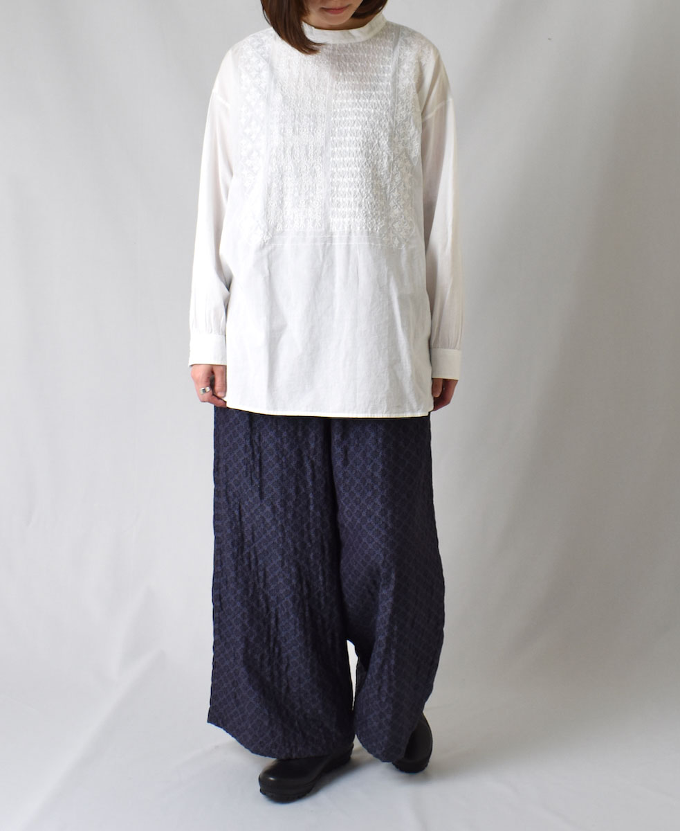 NMDS23523P (パンツ) QUILTED HANDWOVEN COTTON SILK REPETITIONAL FLOWER PRINT EASY PANTS