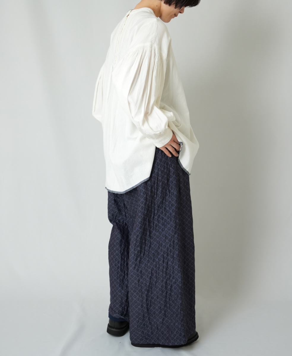 NMDS23523P (パンツ) QUILTED HANDWOVEN COTTON SILK REPETITIONAL FLOWER PRINT EASY PANTS