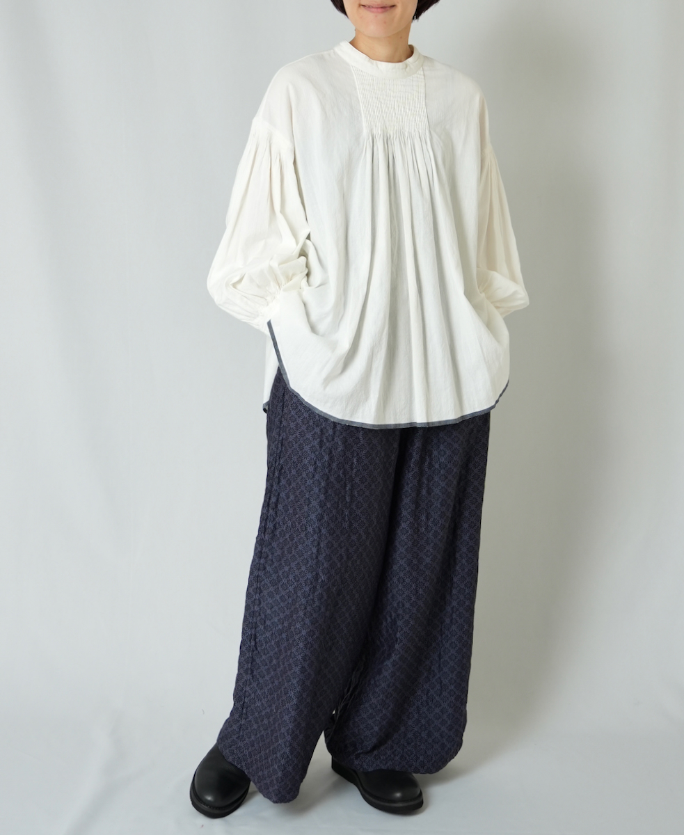 NMDS23523P (パンツ) QUILTED HANDWOVEN COTTON SILK REPETITIONAL FLOWER PRINT EASY PANTS