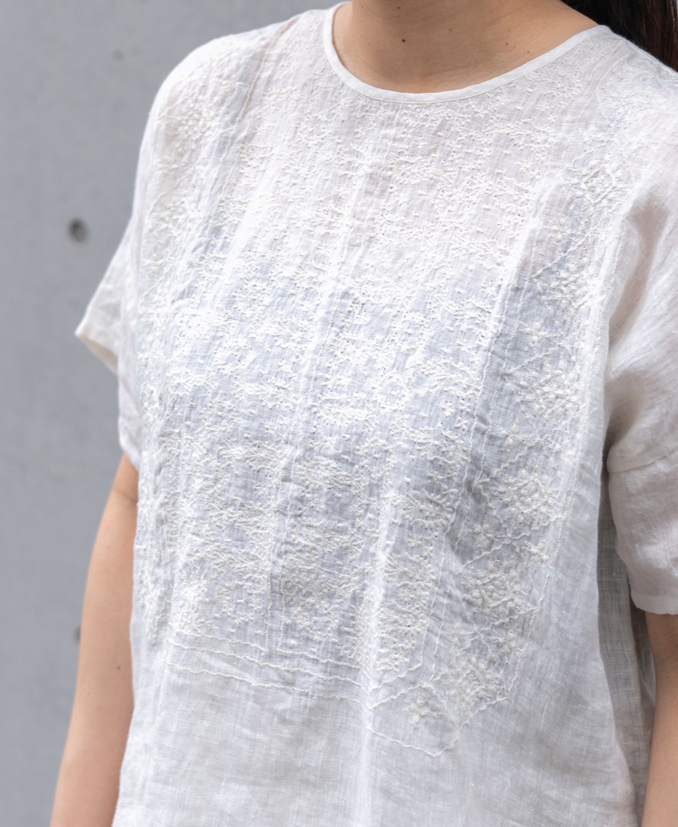 NMDS20022 (シャツ) 80'S POWER LOOM LINEN PLAIN BACK OPENING CREW-NECK S/SL EMB SHIRT