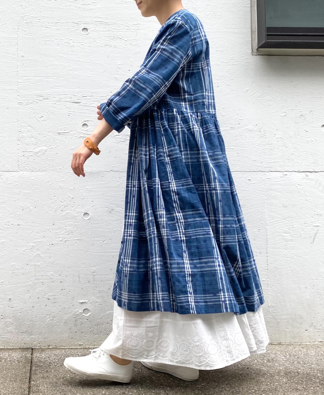 NSL24064 (ワンピース) COTTON YARN DYE CHECK WITH NAVY FLOWER PRINT V-NECK GATHERED DRESS