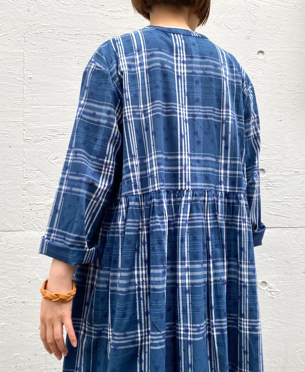 NSL24064 (ワンピース) COTTON YARN DYE CHECK WITH NAVY FLOWER PRINT V-NECK GATHERED DRESS