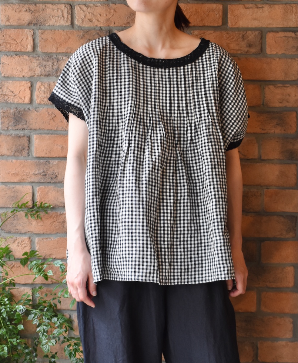 INSL24213 (ブラウス) 60'S POWER LOOM LINEN GINGHAM CHECK BOAT NECK PULLOVER WITH PINTUCK & LACE