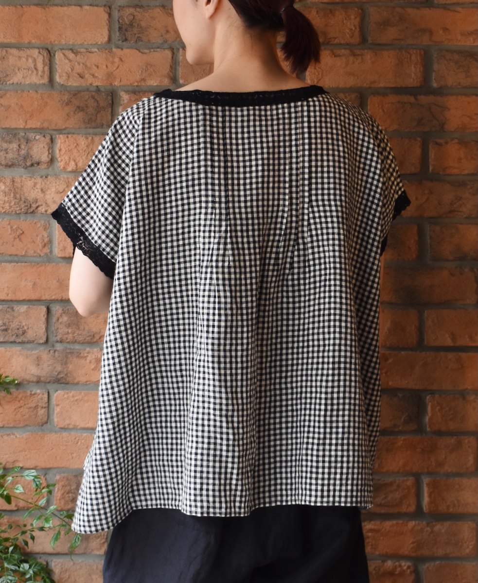 INSL24213 (ブラウス) 60'S POWER LOOM LINEN GINGHAM CHECK BOAT NECK PULLOVER WITH PINTUCK & LACE