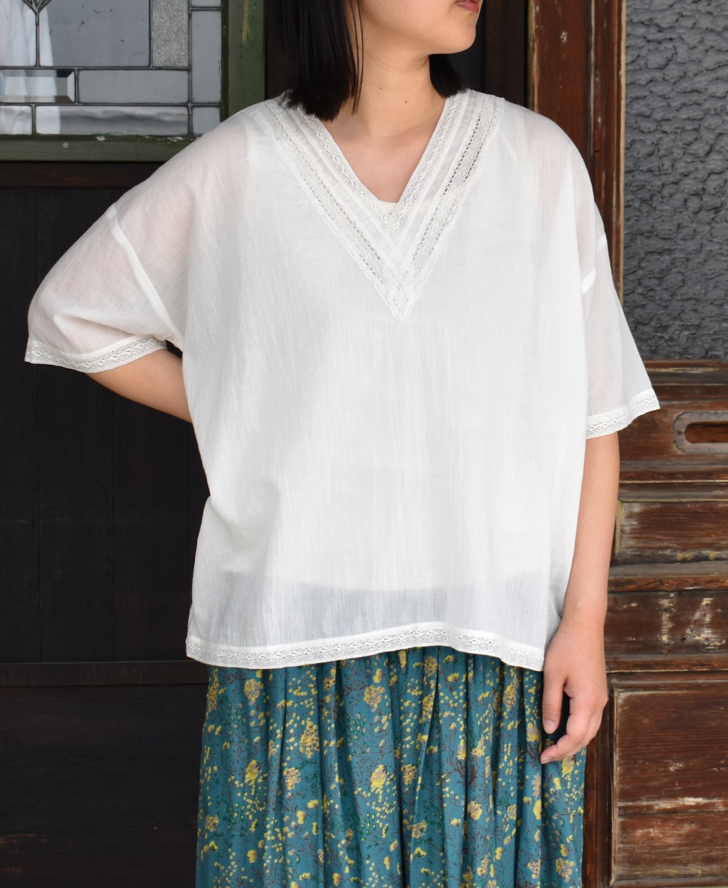 NSL24032 (ブラウス) COTTON VOILE LACE & PINTUCK V-NECK LACE SHORT/SL PULLOVER