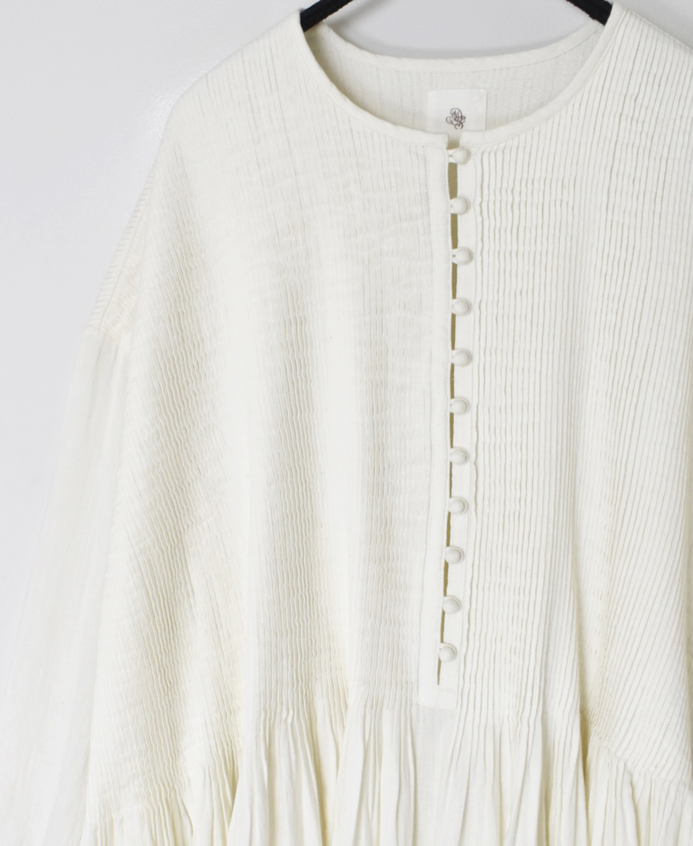 INMDS24302(ワンピース) HEAVY COTTON KHADI WITH SELVAGE BALL BUTTON CREW-NECK PULLOVER SHIRT DRESS WITH PINTUCK