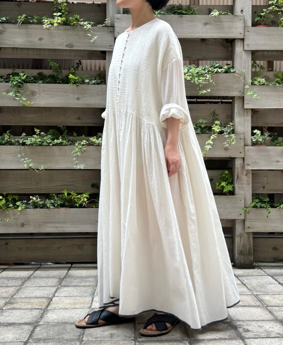 INMDS24302(ワンピース) HEAVY COTTON KHADI WITH SELVAGE BALL BUTTON CREW-NECK PULLOVER SHIRT DRESS WITH PINTUCK