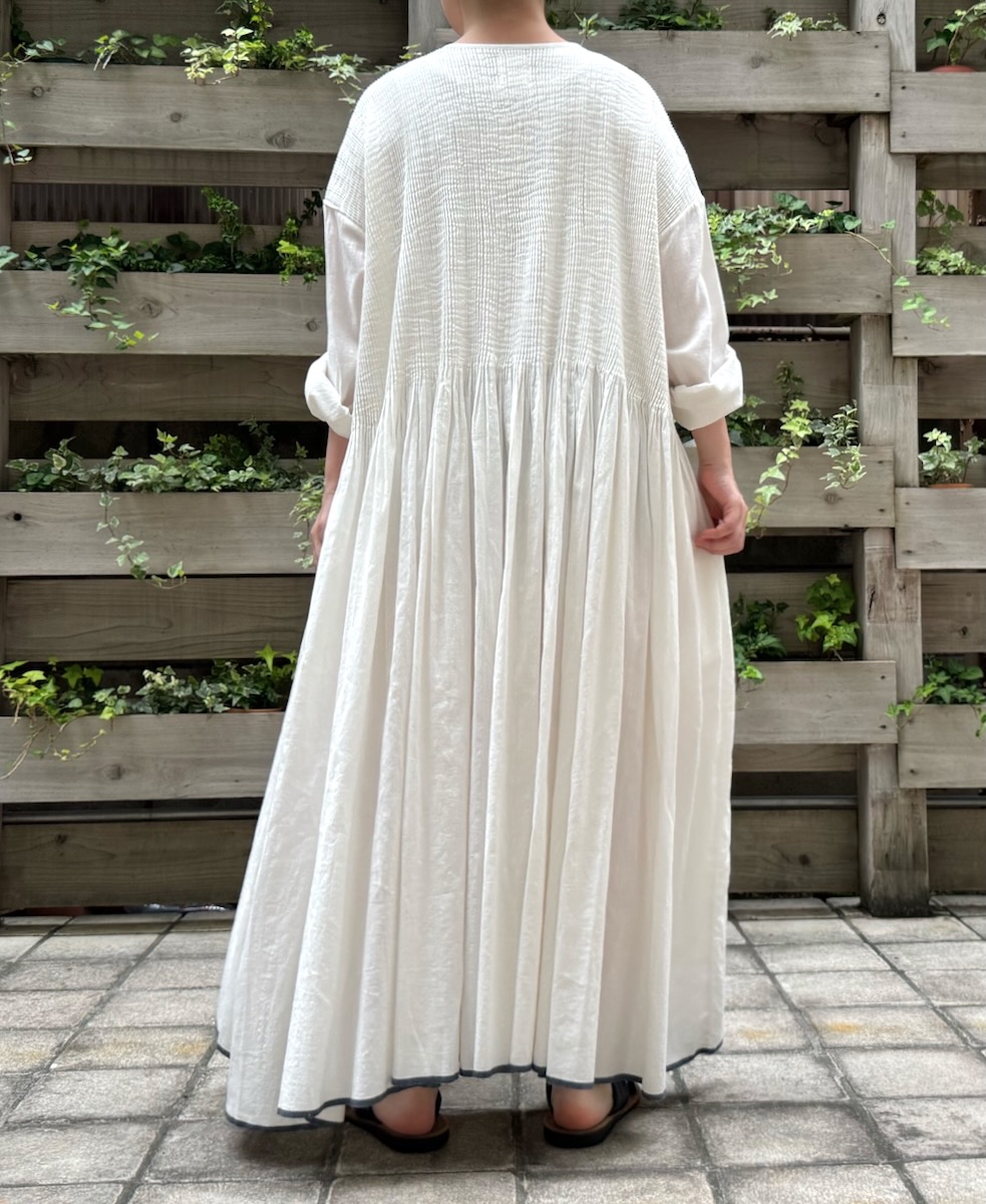 INMDS24302(ワンピース) HEAVY COTTON KHADI WITH SELVAGE BALL BUTTON CREW-NECK PULLOVER SHIRT DRESS WITH PINTUCK