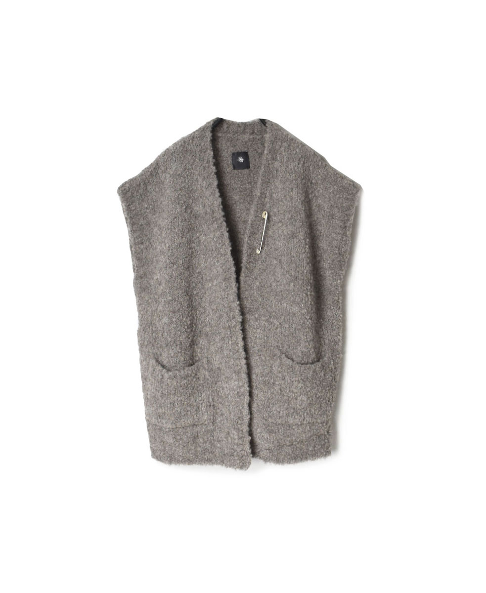 CNMDS2251A (ベスト) BOUCLE V-NECK VEST WITH PIN