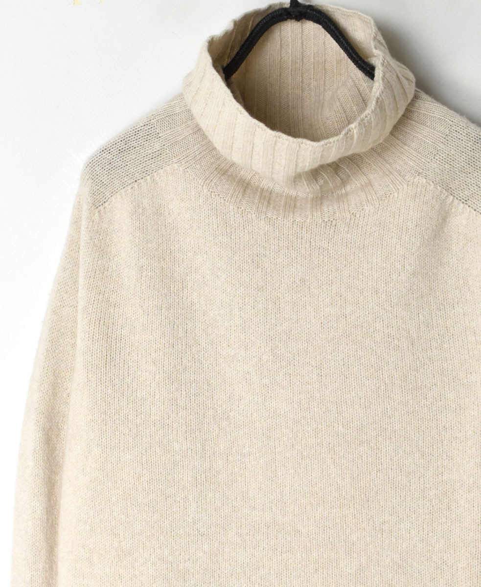 JNAMP1651 (ニット) GEELONG LAMBSWOOL POLO NECK SADDLE SHOULDER P/O