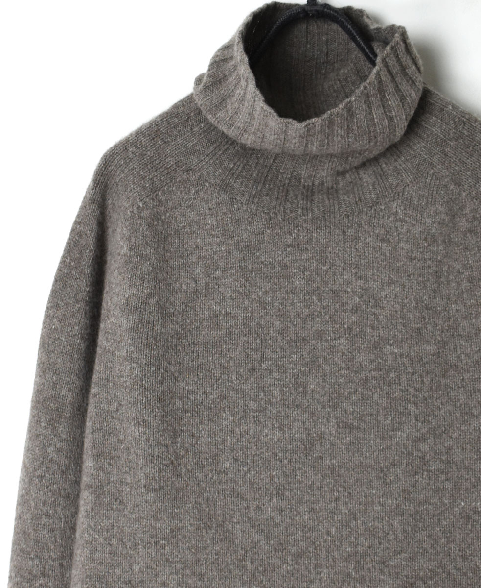 JNAMP1651 (ニット) GEELONG LAMBSWOOL POLO NECK SADDLE SHOULDER P/O