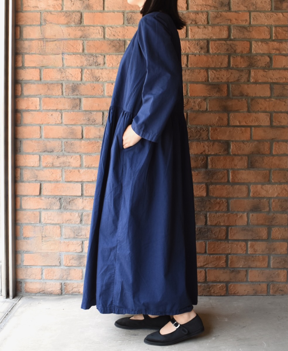 INAM2474PD(ワンピース) 40s POPLIN OVERDYED BOAT NECK L/SL ONE-PIECE