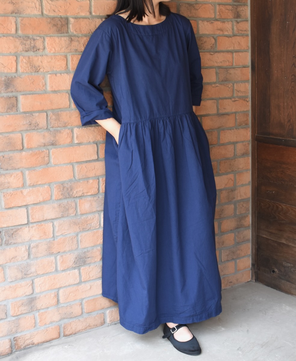 INAM2474PD(ワンピース) 40s POPLIN OVERDYED BOAT NECK L/SL ONE-PIECE