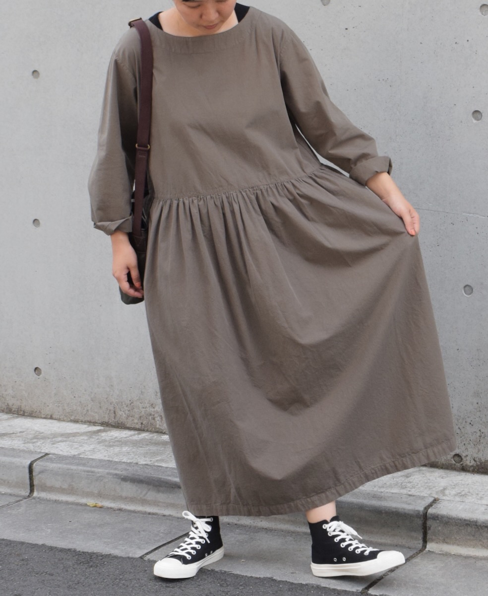 INAM2474PD(ワンピース) 40s POPLIN OVERDYED BOAT NECK L/SL ONE-PIECE