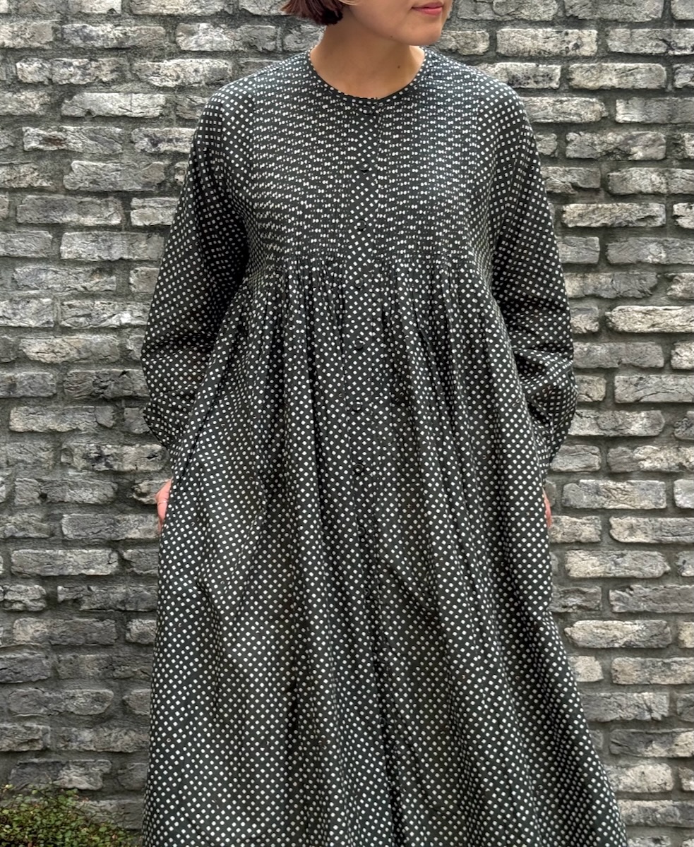 INMDS24723(ワンピース) 80s COTTON SMALL SQUARE BLOCK PRINT CREW-NECK BUTTON MAXI SHIRT DRESS WITH MINI PINTUCK