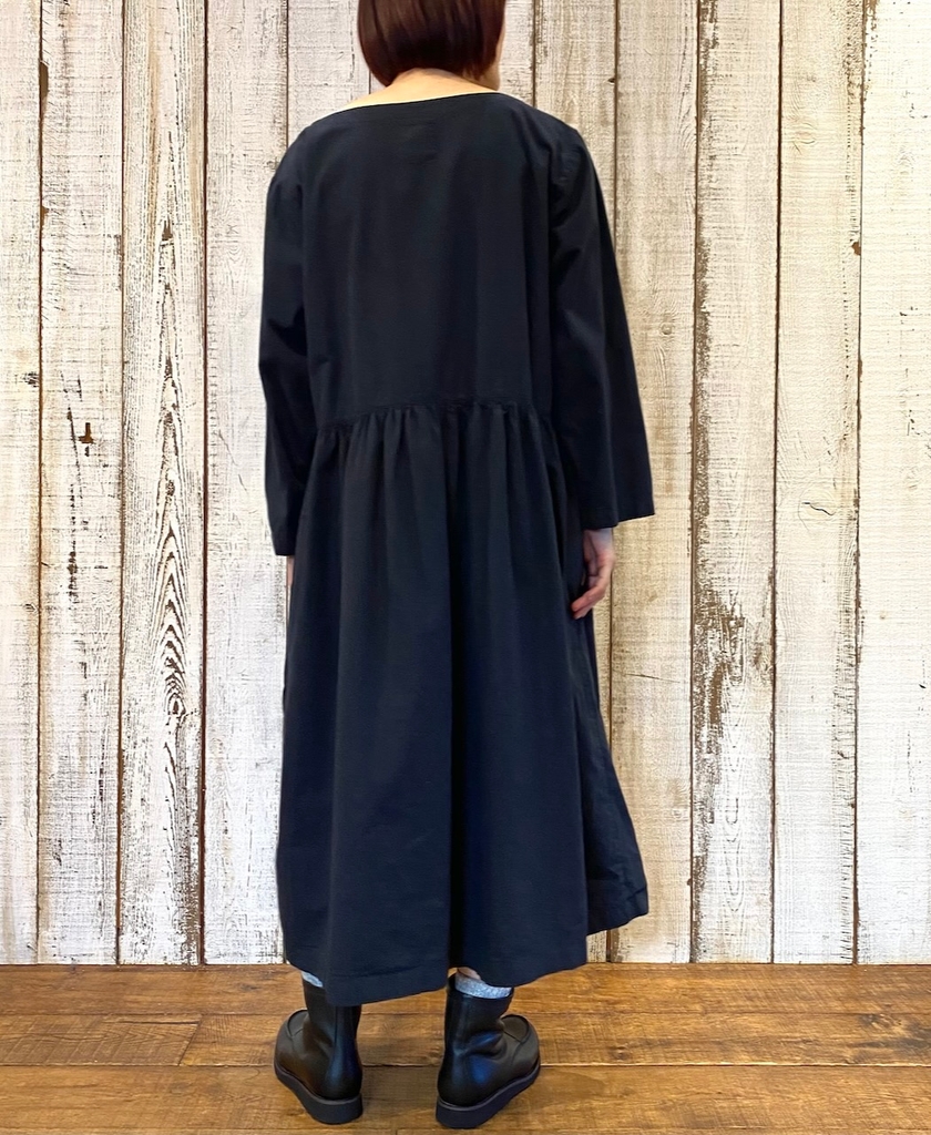 INAM2474PD(ワンピース) 40s POPLIN OVERDYED BOAT NECK L/SL ONE-PIECE