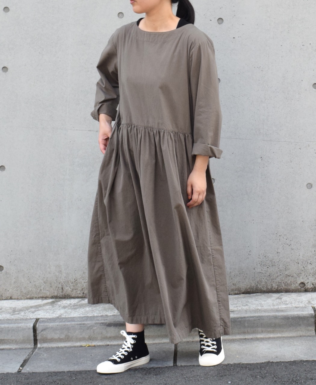 INAM2474PD(ワンピース) 40s POPLIN OVERDYED BOAT NECK L/SL ONE-PIECE