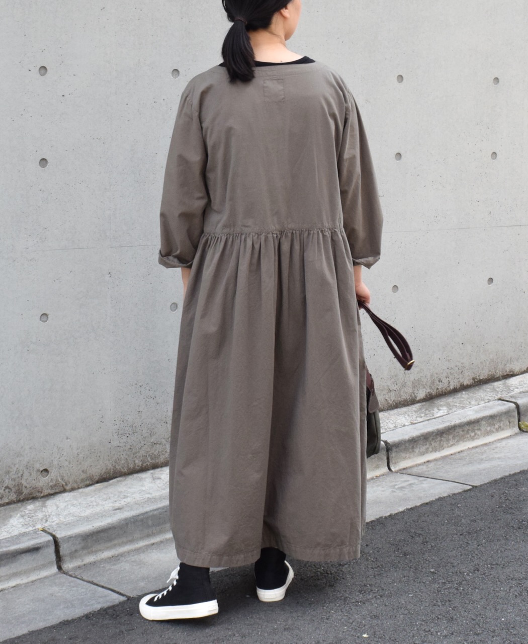 INAM2474PD(ワンピース) 40s POPLIN OVERDYED BOAT NECK L/SL ONE-PIECE