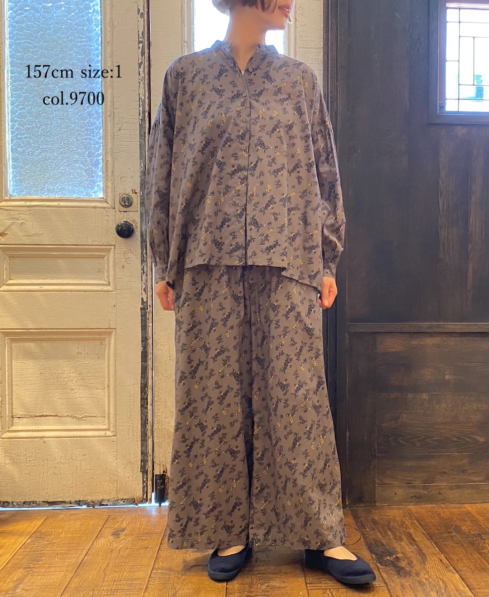 NSL24541(シャツ) 40s POPLIN FLOWER PRINT BAND COLLAR GATHERED SHIRT