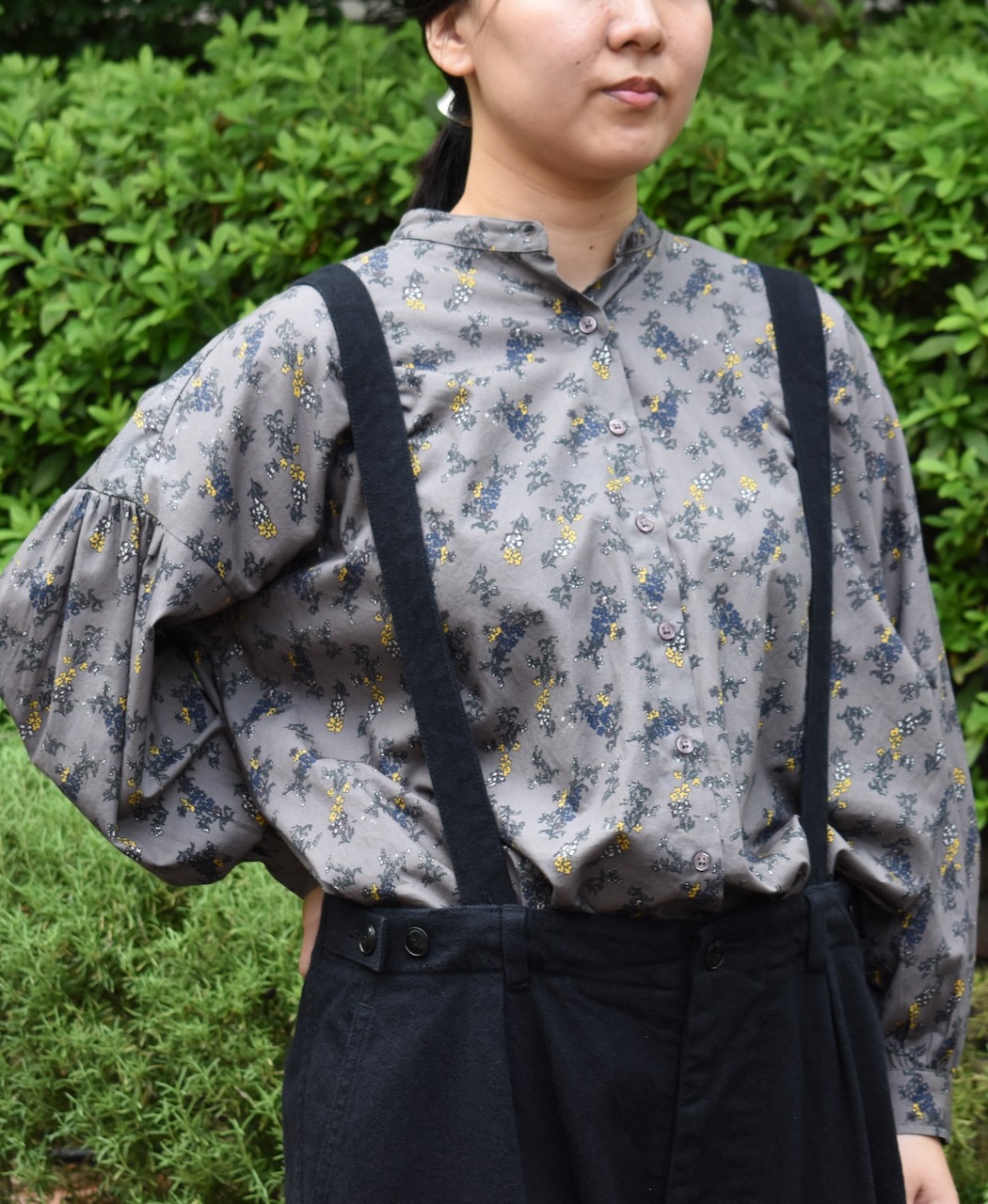 NSL24541(シャツ) 40s POPLIN FLOWER PRINT BAND COLLAR GATHERED SHIRT