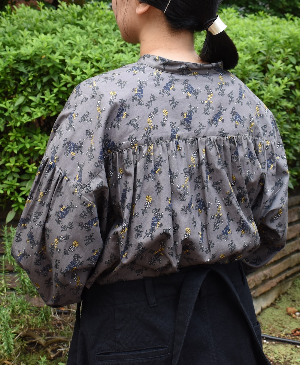 NSL24541(シャツ) 40s POPLIN FLOWER PRINT BAND COLLAR GATHERED SHIRT