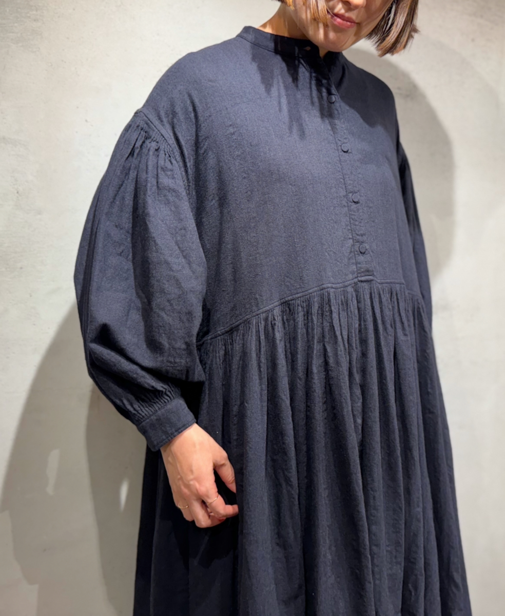 INMDS24742(ワンピース) WOOL/COTTON/SILK PLAIN BANDED COLLAR P/O DRESS WITH RAJASTHAN TUCK GATHER