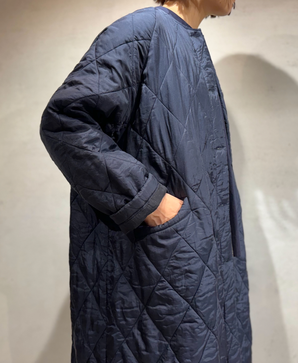 NMDS23541 (コート) PADDED SILK PLAIN C-NECK FRONT BUTTON COAT