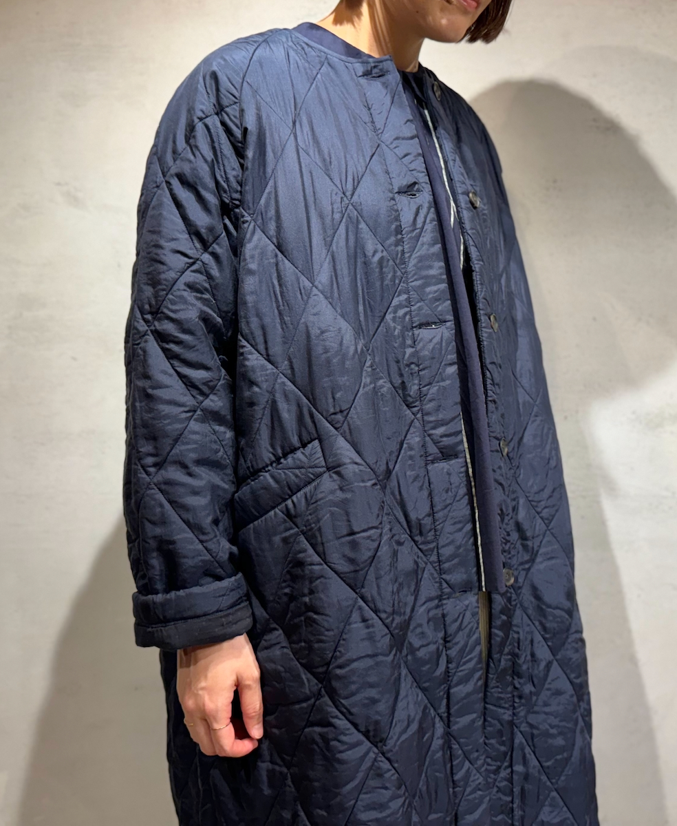 NMDS23541 (コート) PADDED SILK PLAIN C-NECK FRONT BUTTON COAT