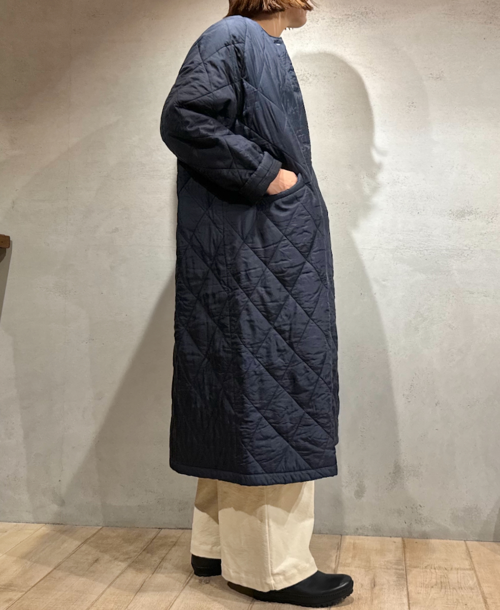 NMDS23541 (コート) PADDED SILK PLAIN C-NECK FRONT BUTTON COAT