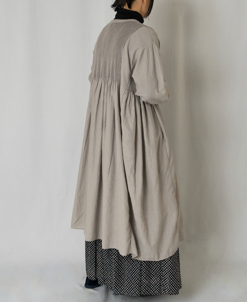 INMDS24743(ワンピース) WOOL/COTTON/SILK PLAIN V-NECK DRESS WITH MINI PINTUCK