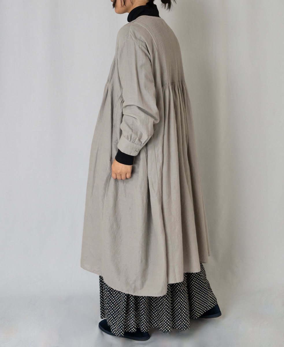 INMDS24743(ワンピース) WOOL/COTTON/SILK PLAIN V-NECK DRESS WITH MINI PINTUCK