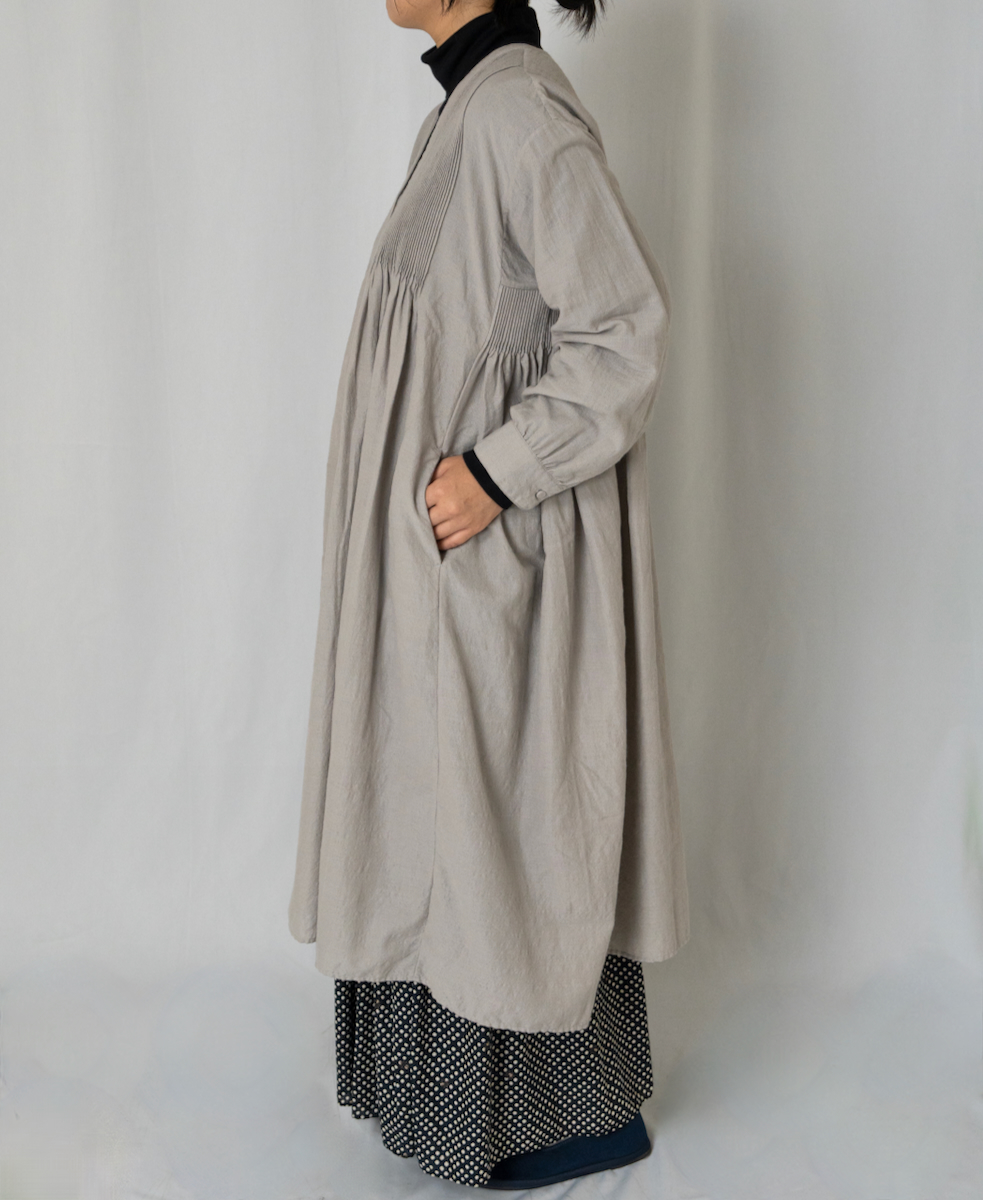 INMDS24743(ワンピース) WOOL/COTTON/SILK PLAIN V-NECK DRESS WITH MINI PINTUCK