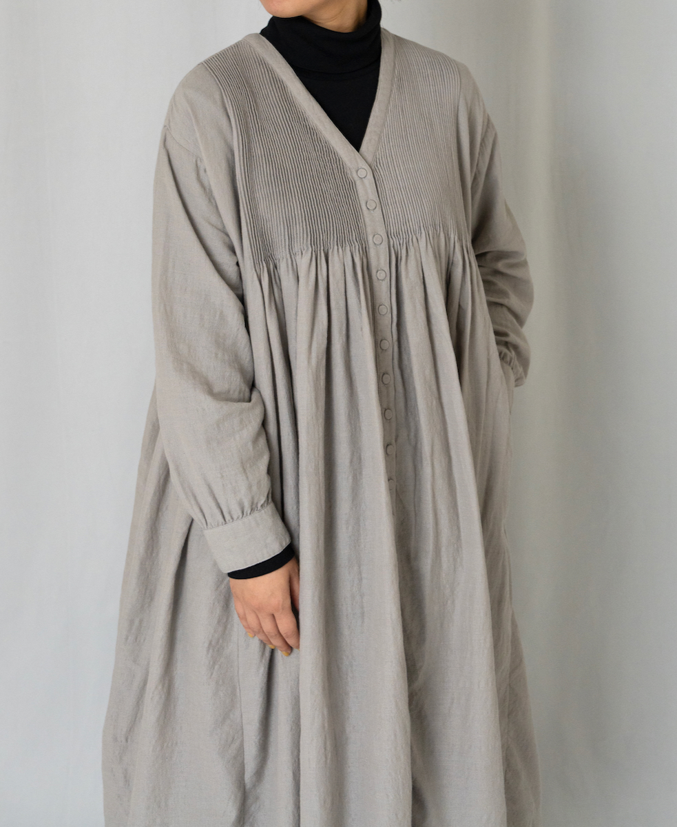 INMDS24743(ワンピース) WOOL/COTTON/SILK PLAIN V-NECK DRESS WITH MINI PINTUCK