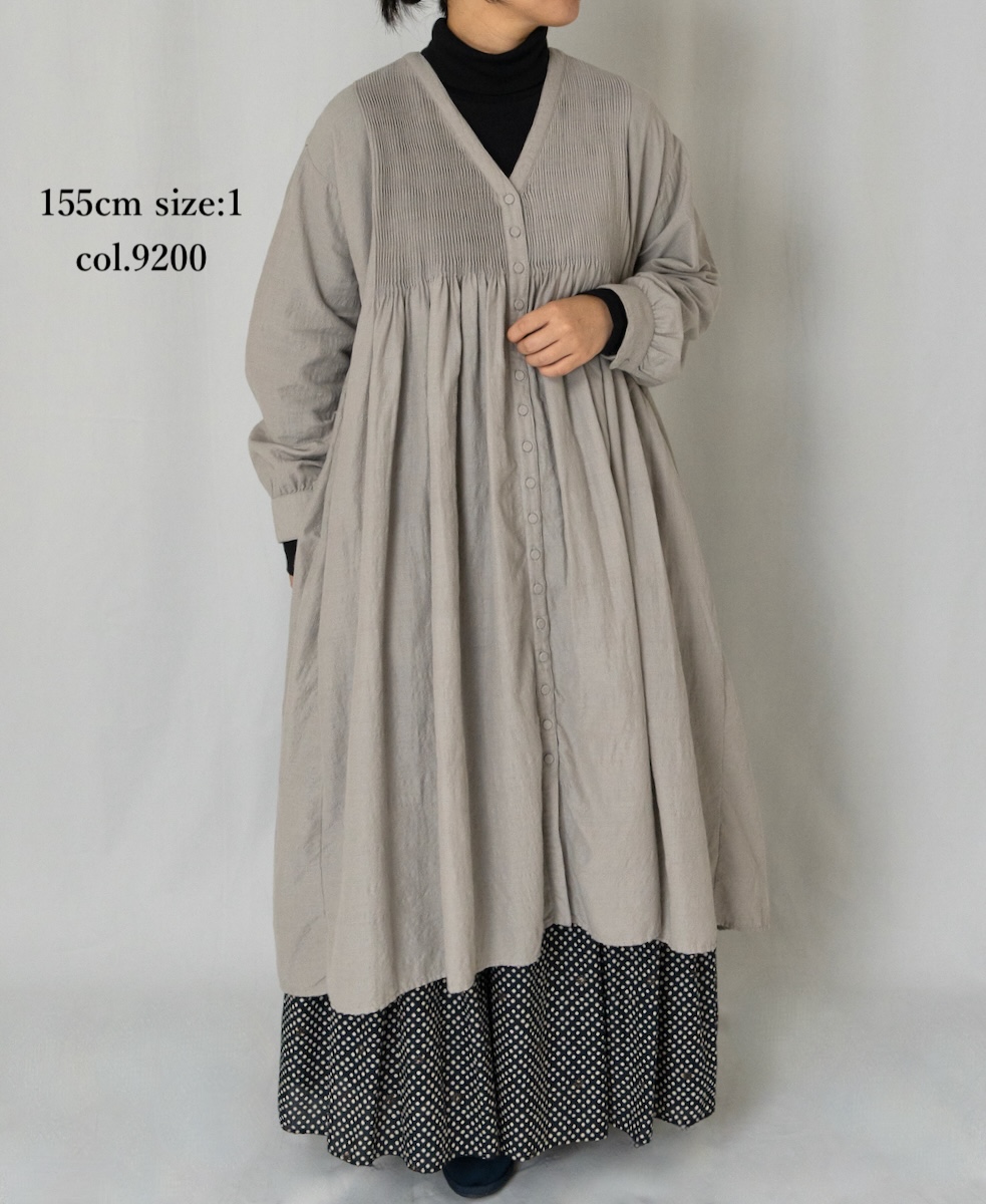 INMDS24743(ワンピース) WOOL/COTTON/SILK PLAIN V-NECK DRESS WITH MINI PINTUCK