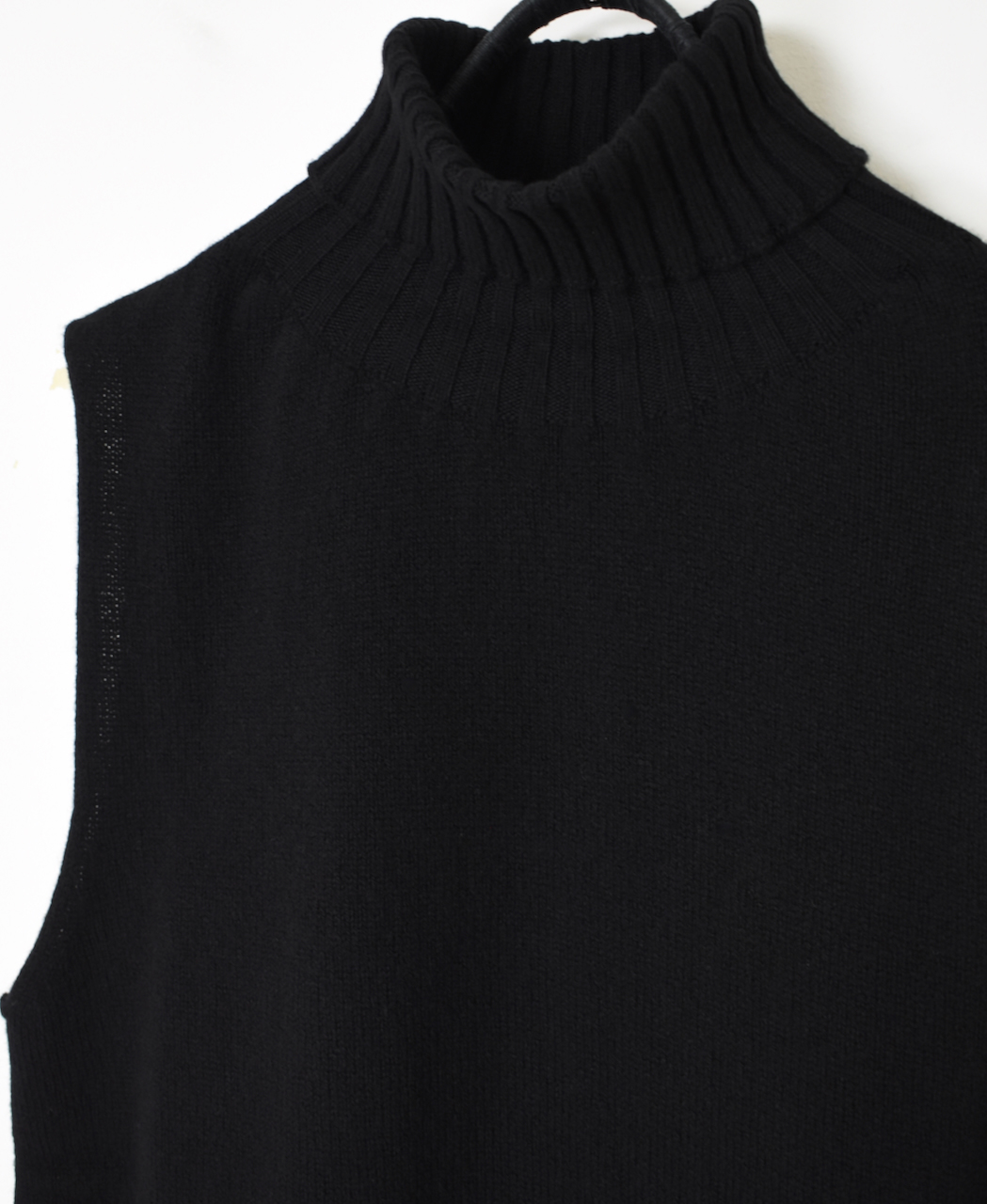 JNAMP2451(ニット)GEELONG LAMBSWOOL POLO NECK VEST