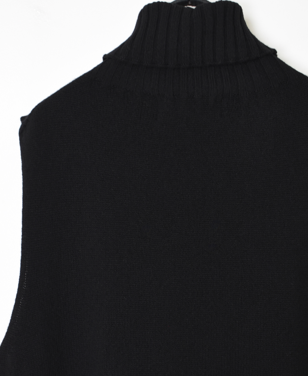 JNAMP2451(ニット)GEELONG LAMBSWOOL POLO NECK VEST