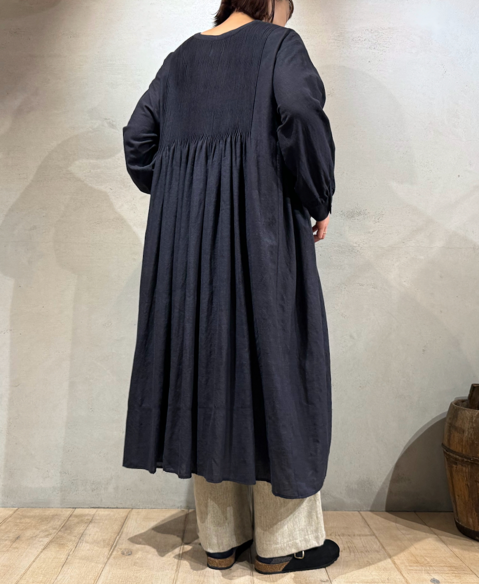 INMDS24743(ワンピース) WOOL/COTTON/SILK PLAIN V-NECK DRESS WITH MINI PINTUCK