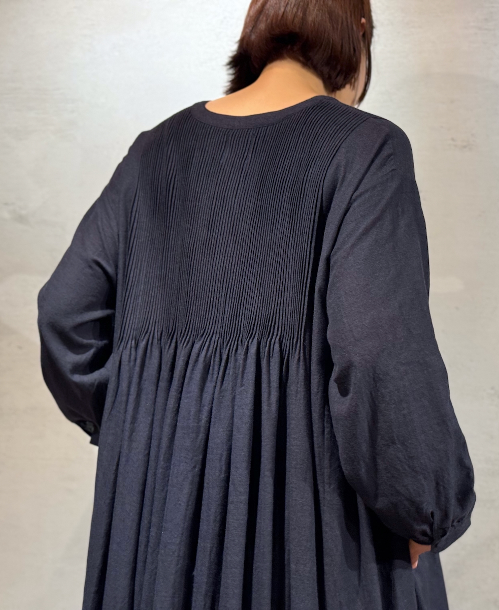 INMDS24743(ワンピース) WOOL/COTTON/SILK PLAIN V-NECK DRESS WITH MINI PINTUCK