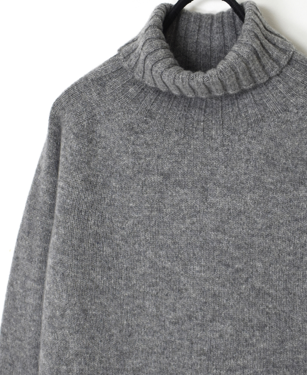 JNAMP1651 (ニット) GEELONG LAMBSWOOL POLO NECK SADDLE SHOULDER P/O