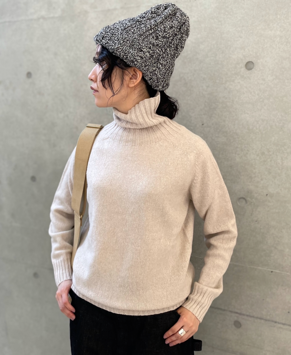 JNAMP1651 (ニット) GEELONG LAMBSWOOL POLO NECK SADDLE SHOULDER P/O