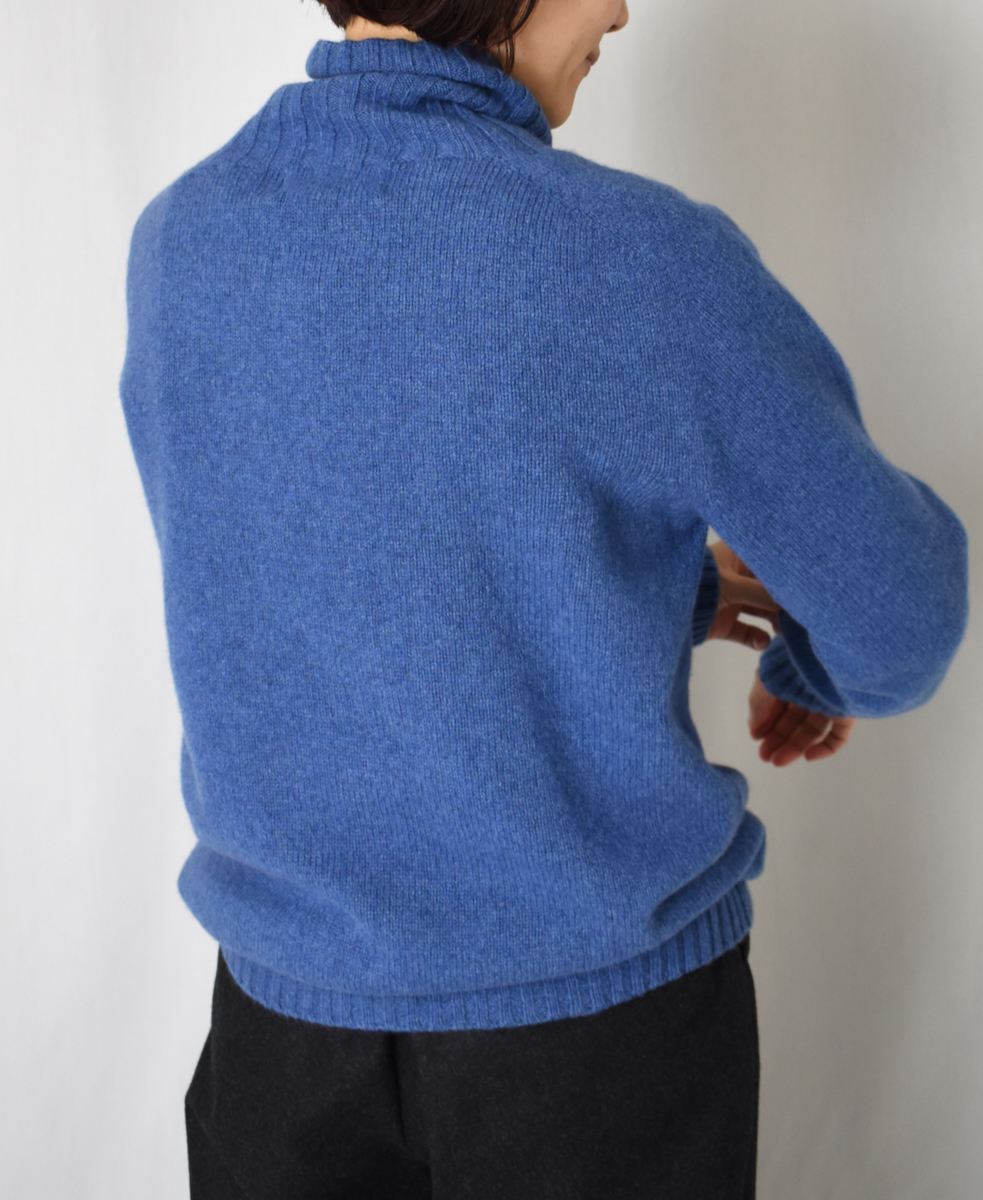 JNAMP1651 (ニット) GEELONG LAMBSWOOL POLO NECK SADDLE SHOULDER P/O