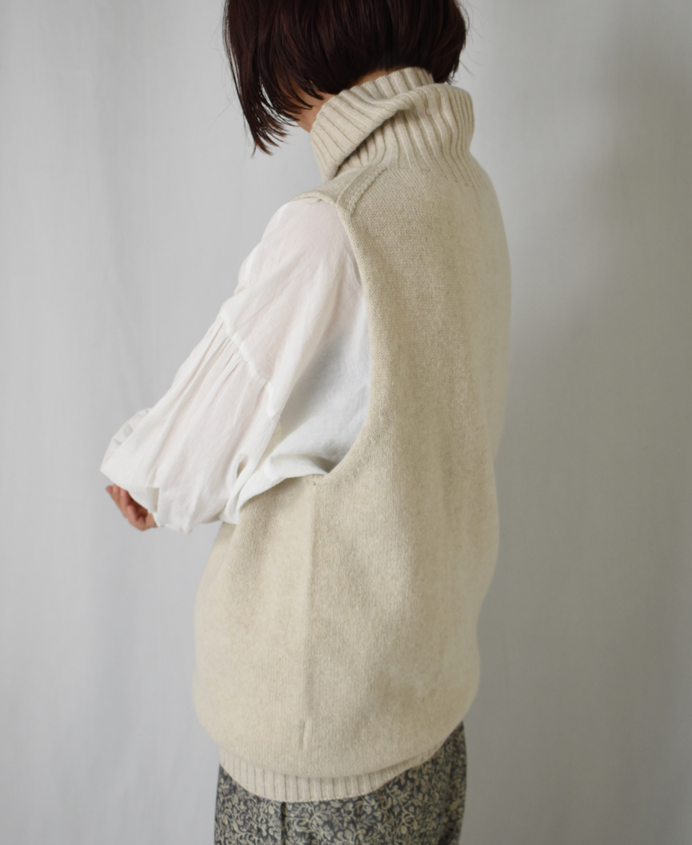 JNAMP2451(ニット)GEELONG LAMBSWOOL POLO NECK VEST