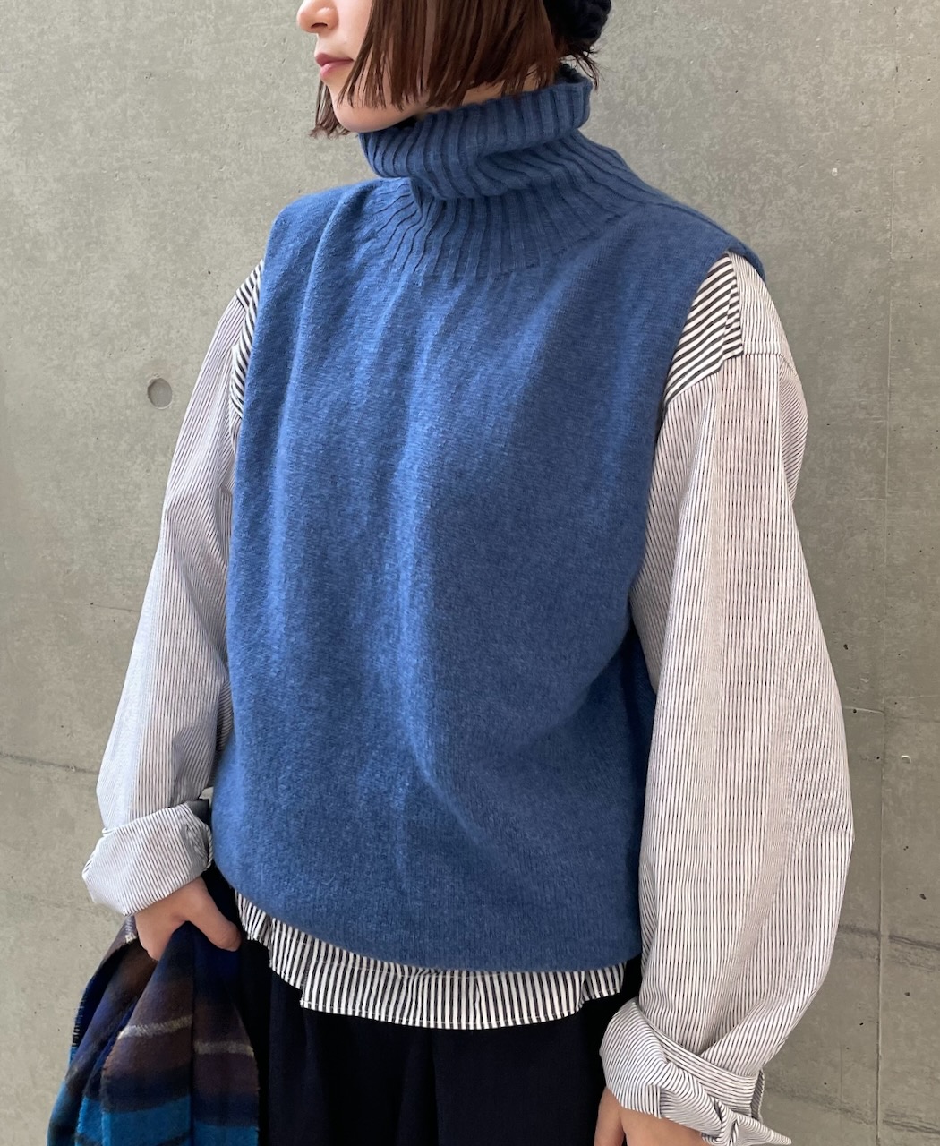 JNAMP2451(ニット)GEELONG LAMBSWOOL POLO NECK VEST